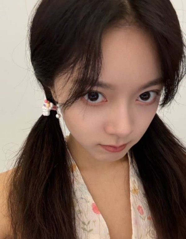 股票如何配资 赵今麦扎双马尾穿碎花上衣 活泼可爱少女感满满
